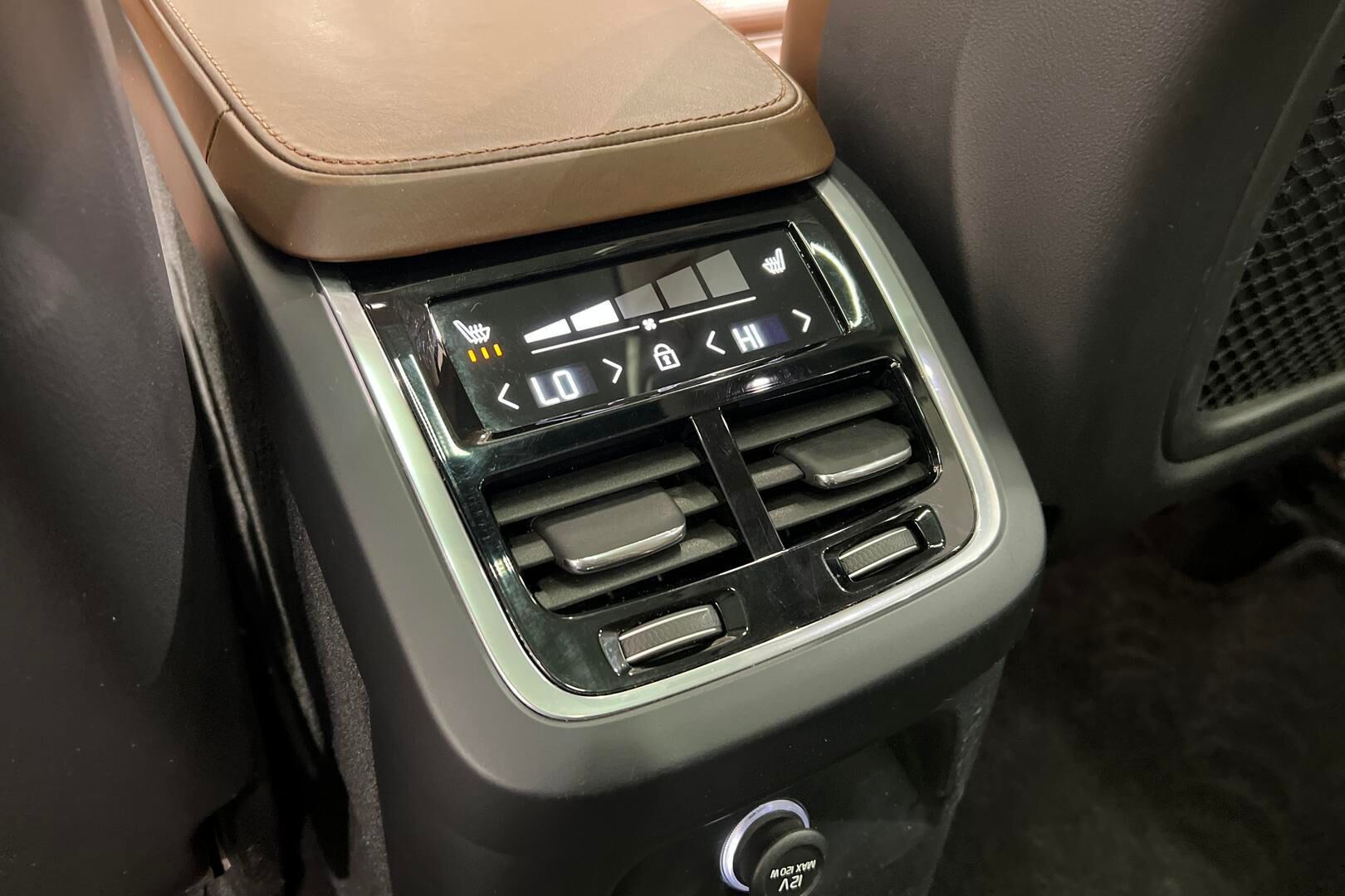 Volvo XC90 iso kuva 32