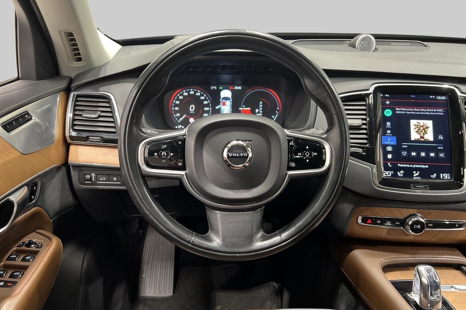 Volvo XC90 iso kuva 33