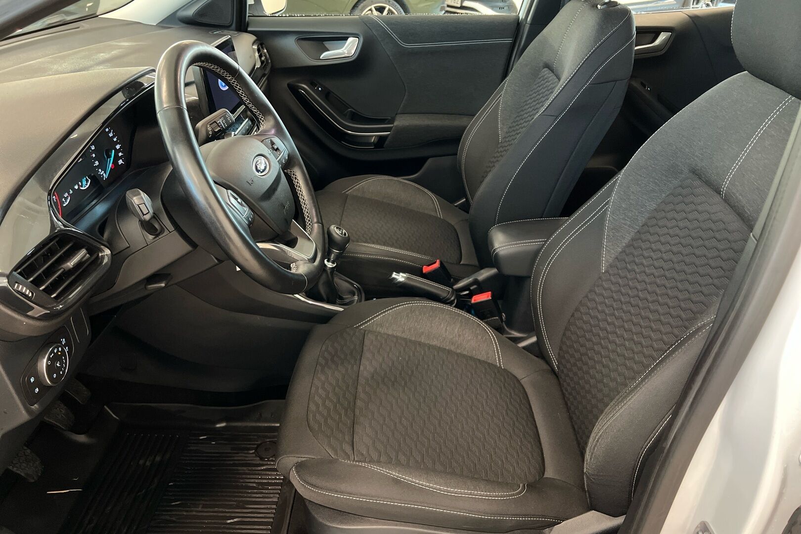 Ford Puma iso kuva 9