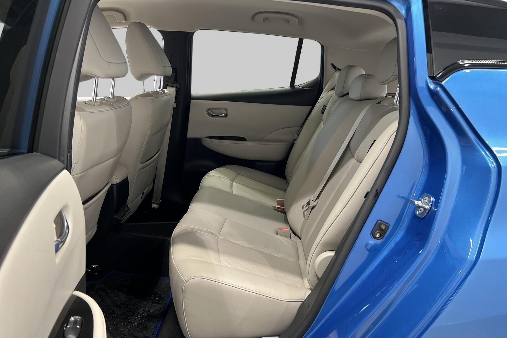 Nissan Leaf iso kuva 10