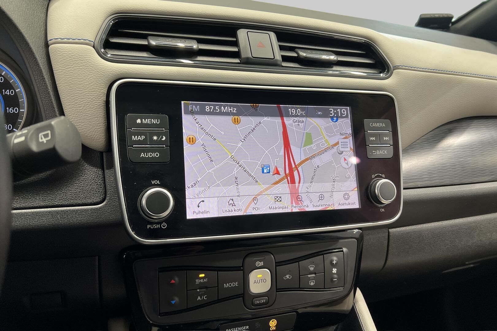 Nissan Leaf iso kuva 15