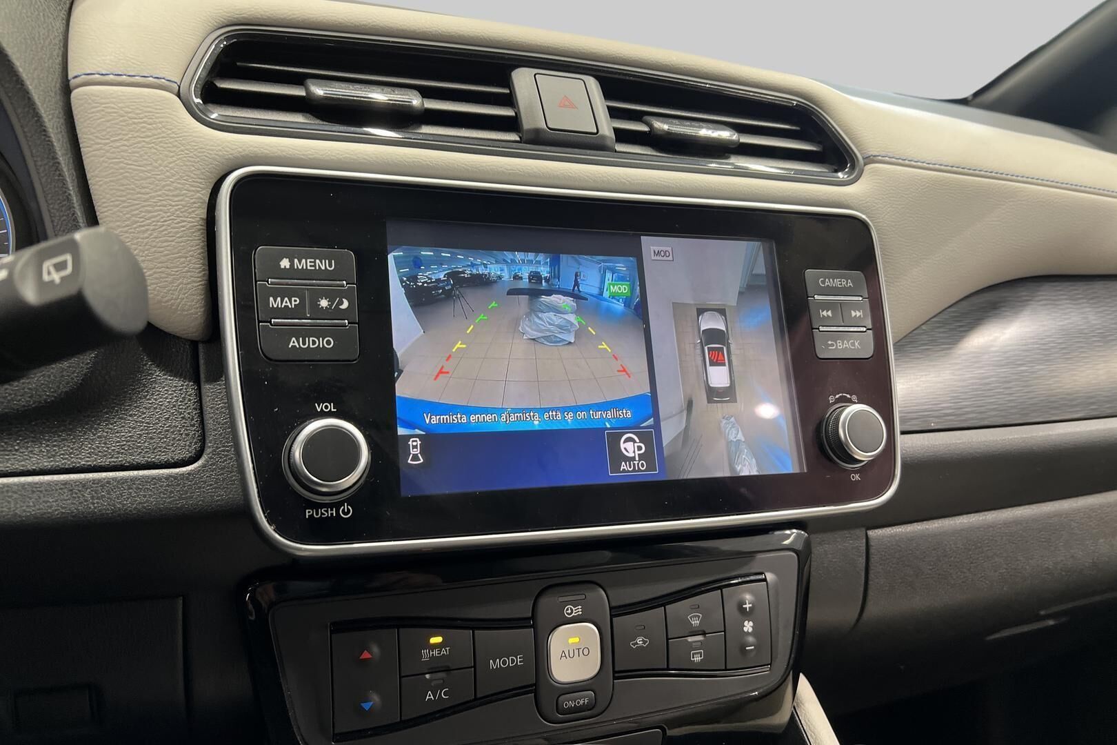 Nissan Leaf iso kuva 16