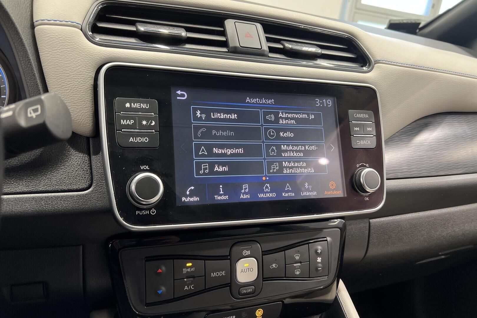 Nissan Leaf iso kuva 17