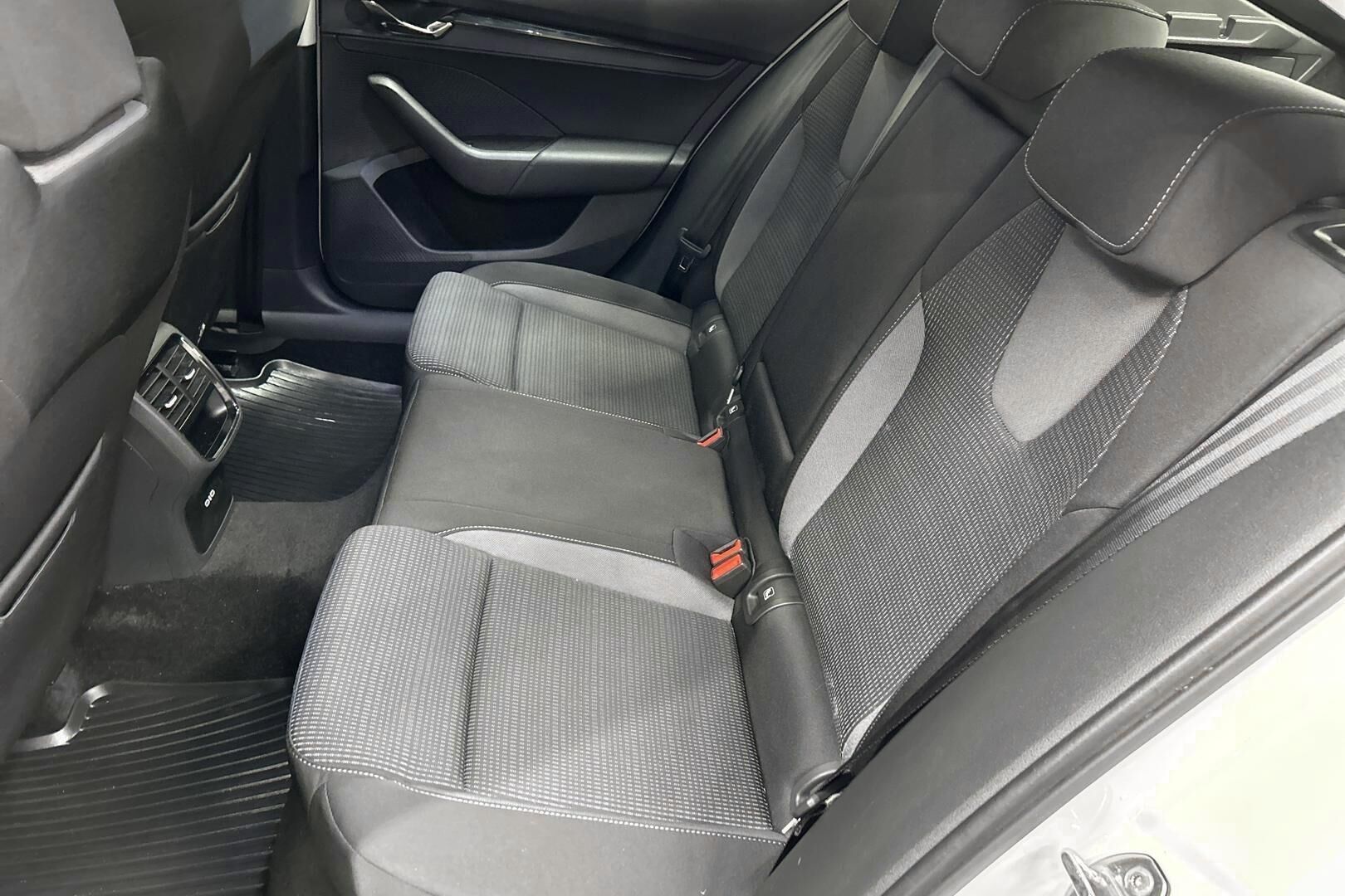 Skoda Octavia iso kuva 10