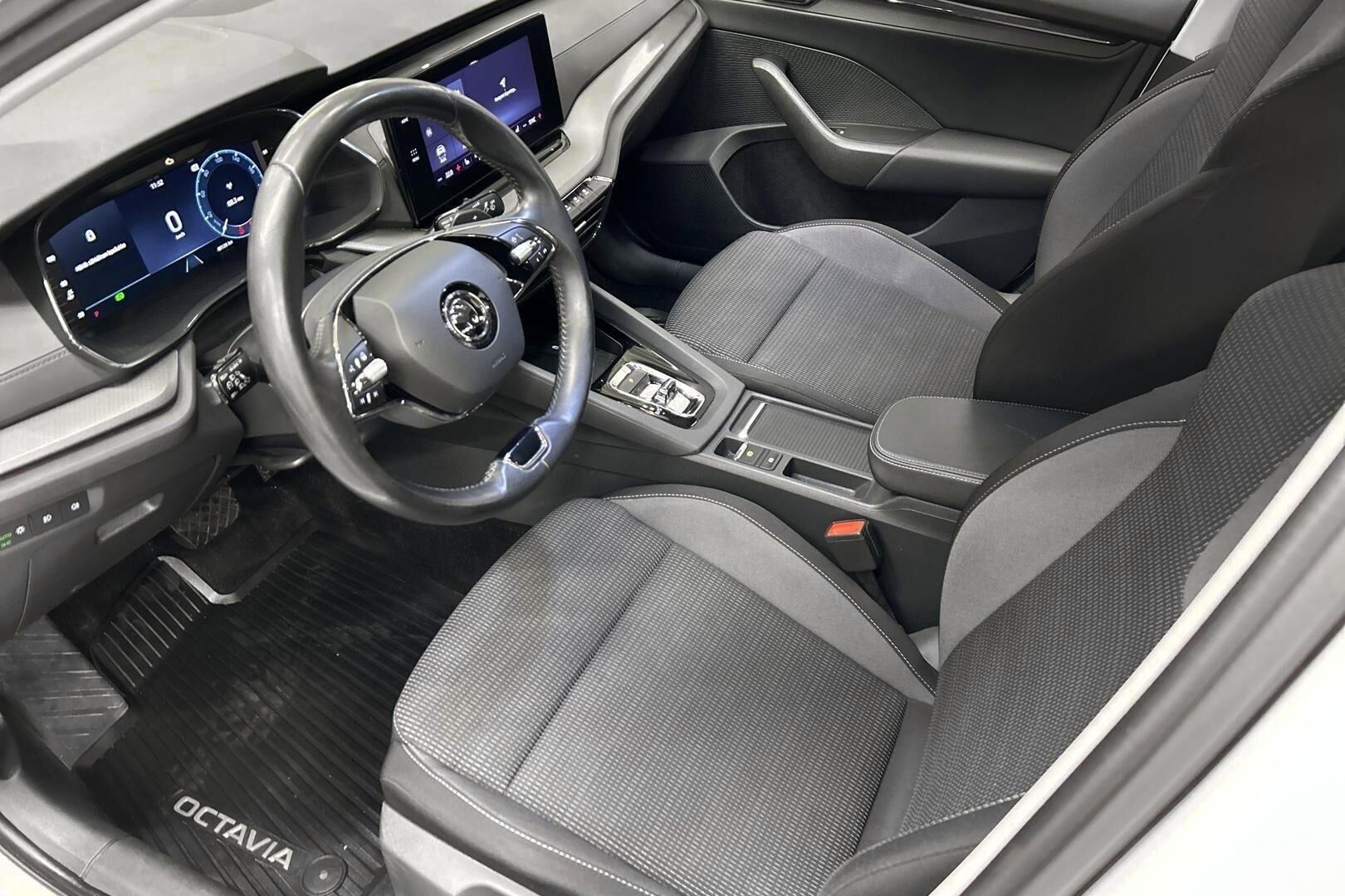 Skoda Octavia iso kuva 9