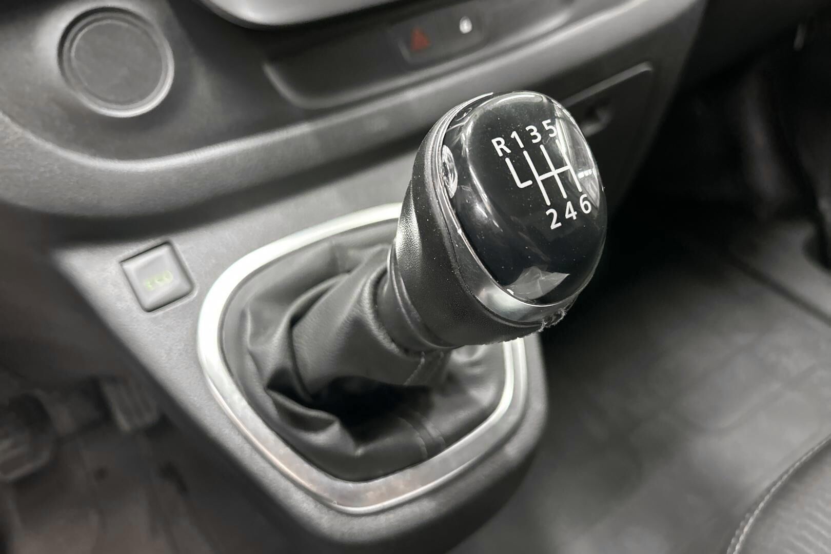 Nissan NV300 iso kuva 19