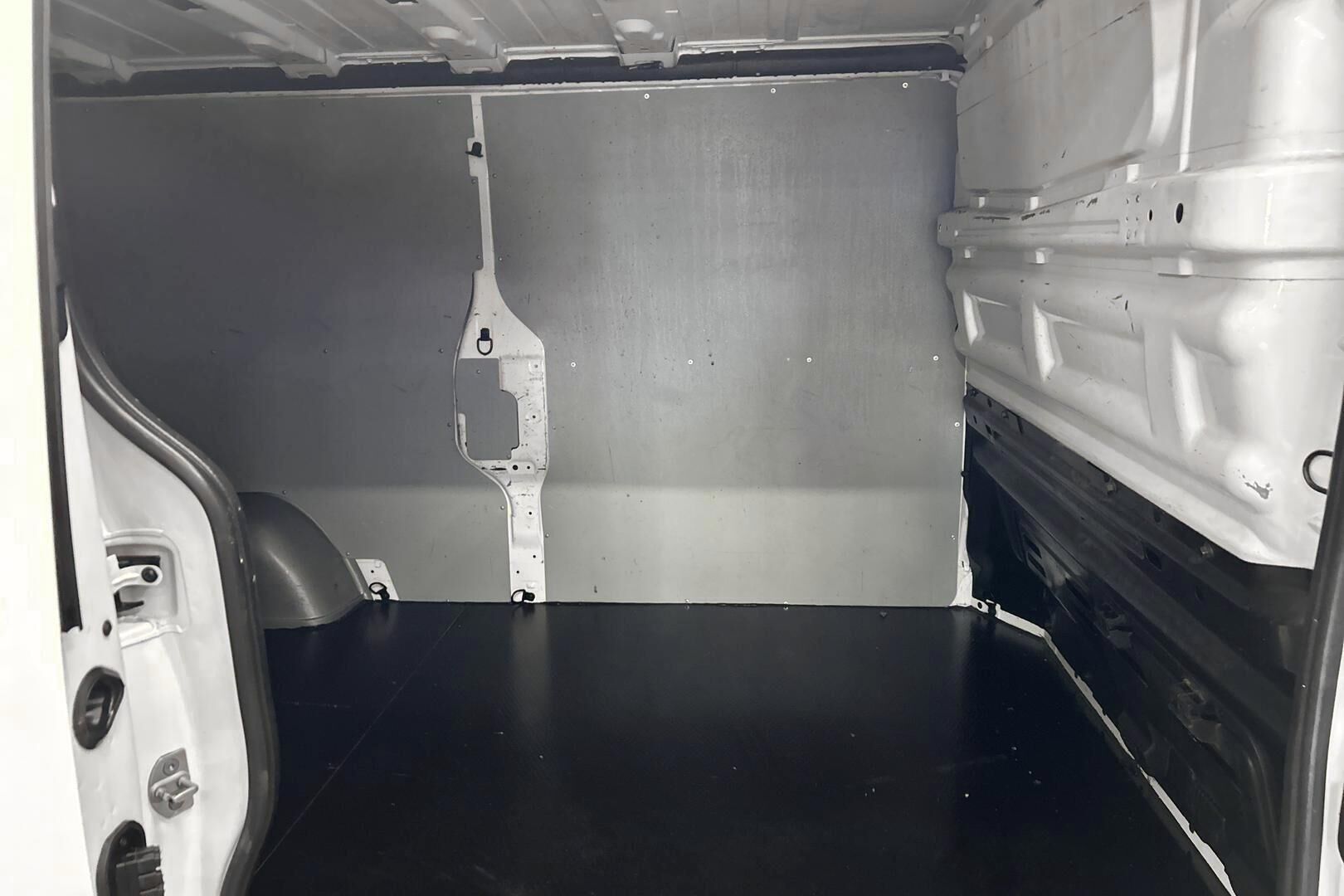 Nissan NV300 iso kuva 8