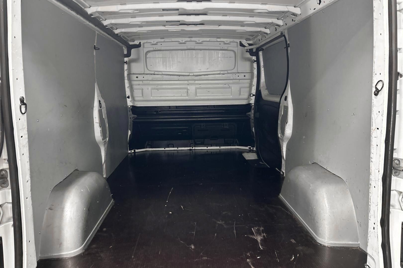 Nissan NV300 iso kuva 9