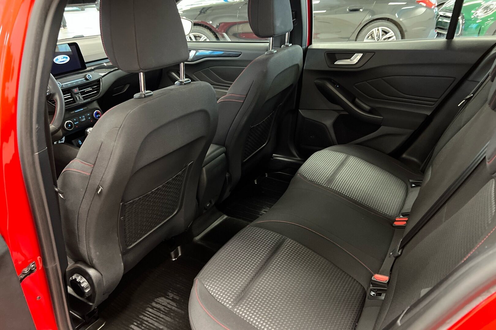 Ford Focus iso kuva 8