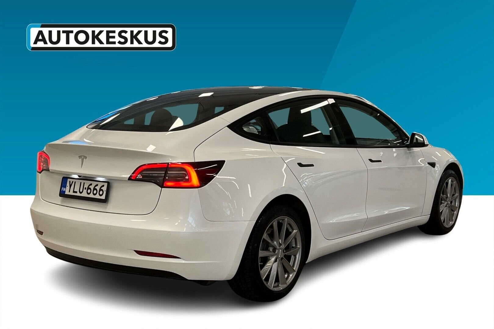 Tesla Model 3 iso kuva 1