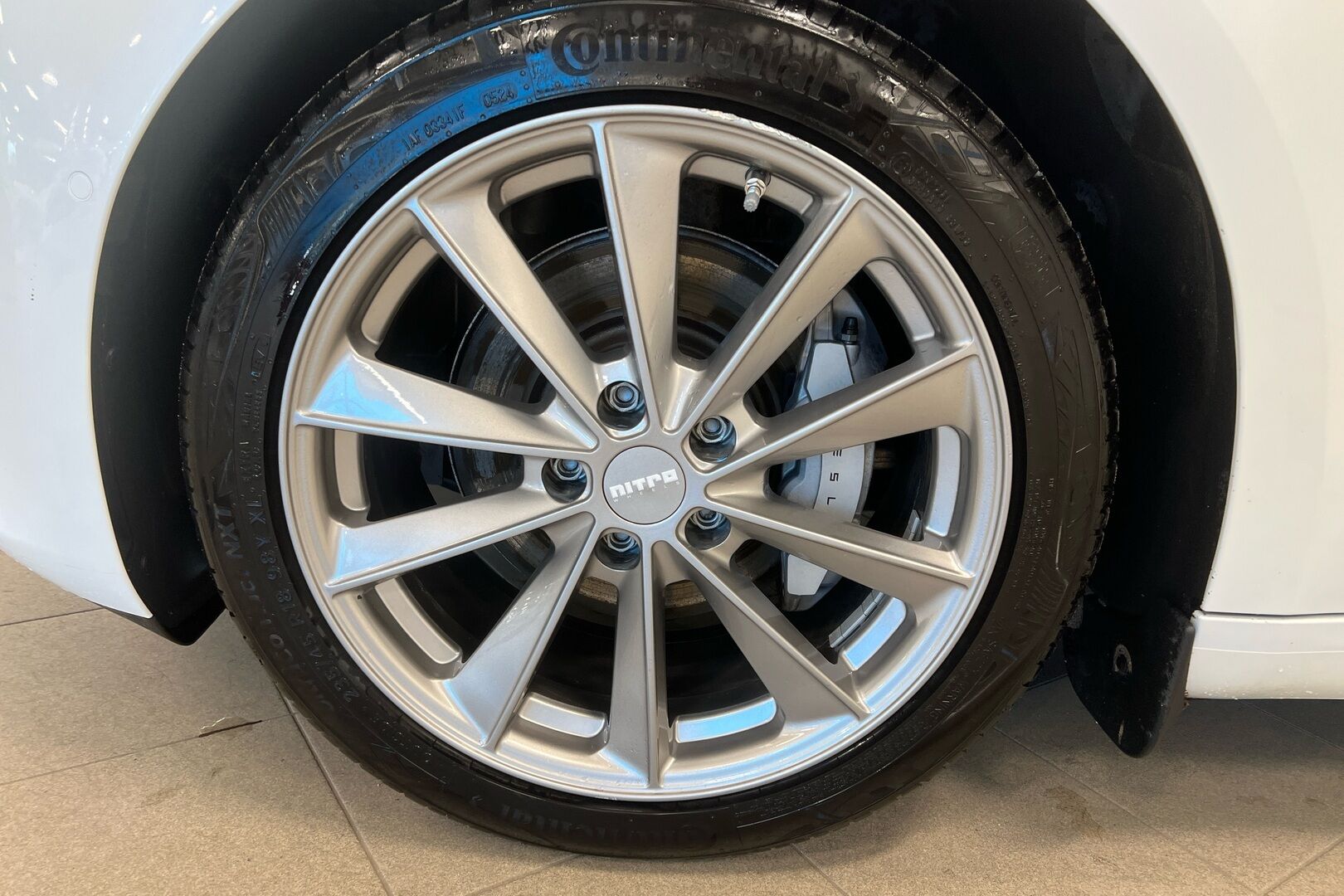 Tesla Model 3 iso kuva 10