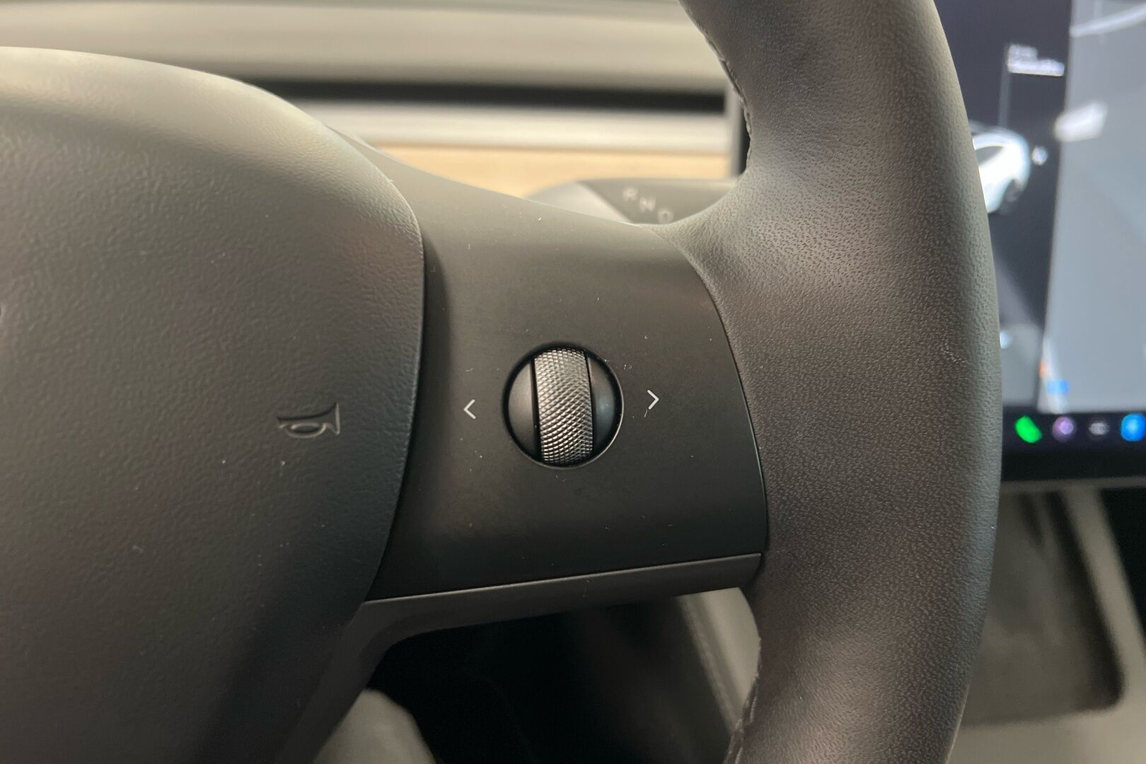 Tesla Model 3 iso kuva 17