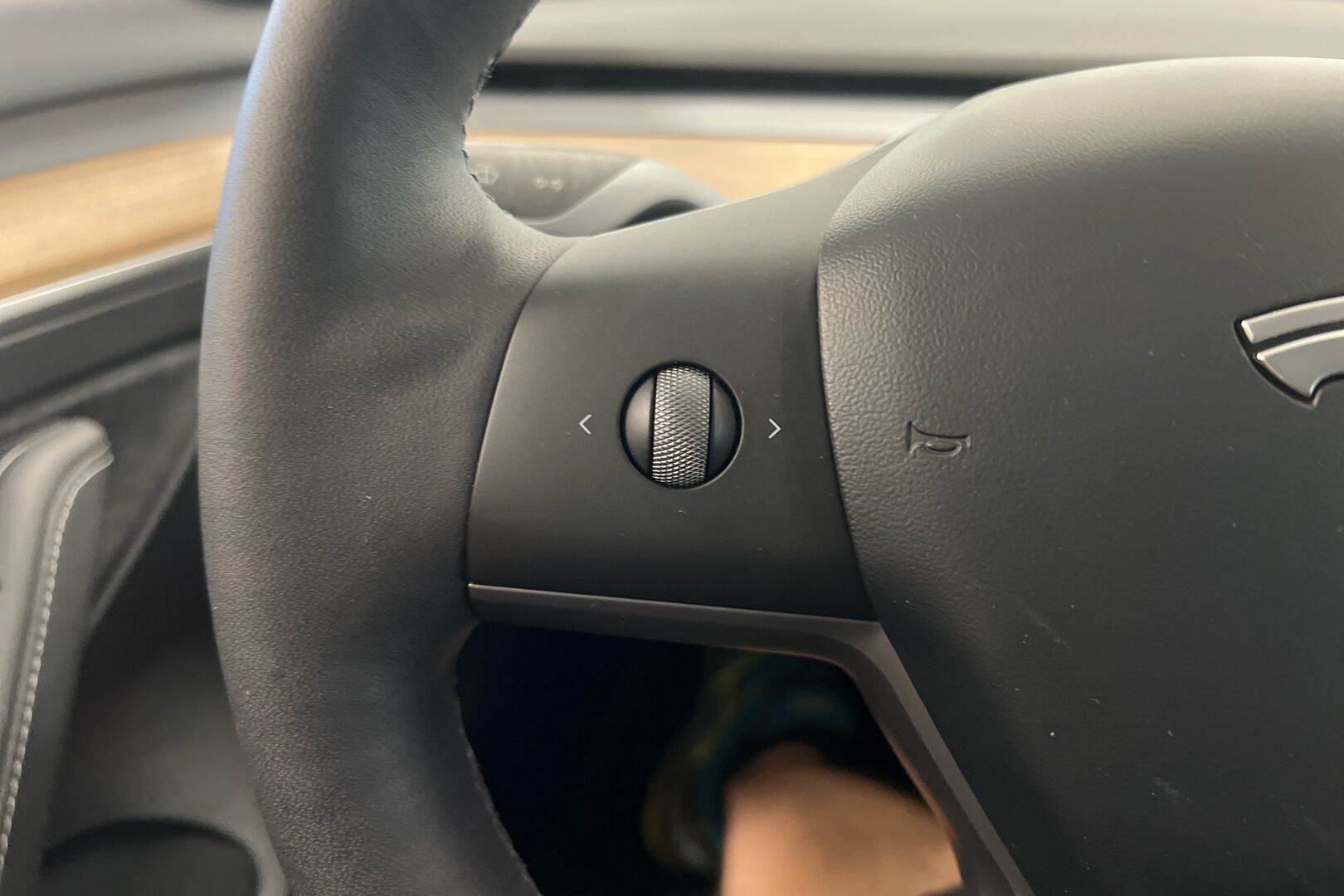 Tesla Model 3 iso kuva 18
