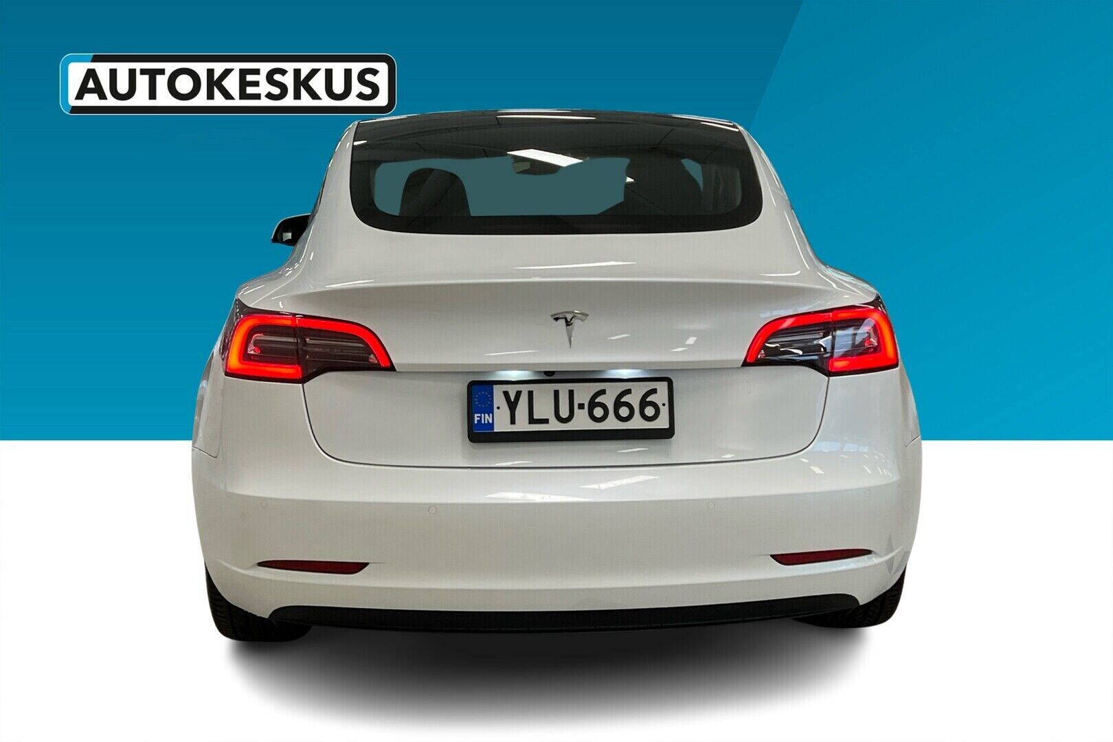Tesla Model 3 iso kuva 2