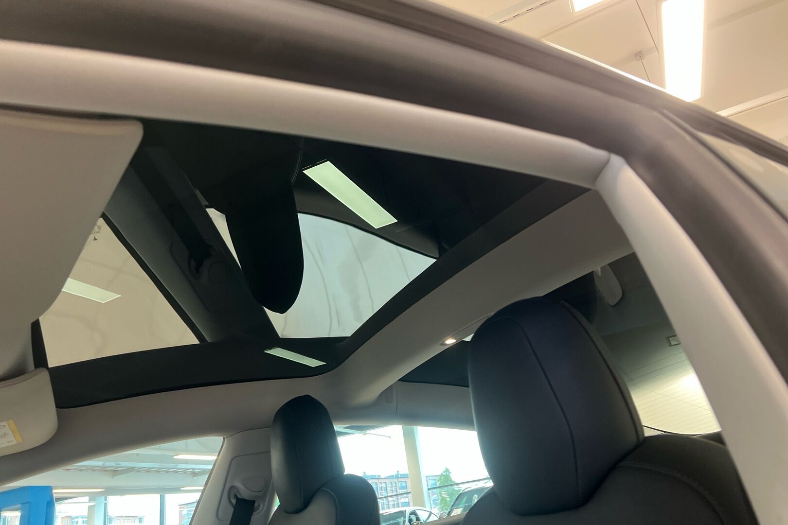 Tesla Model 3 iso kuva 21