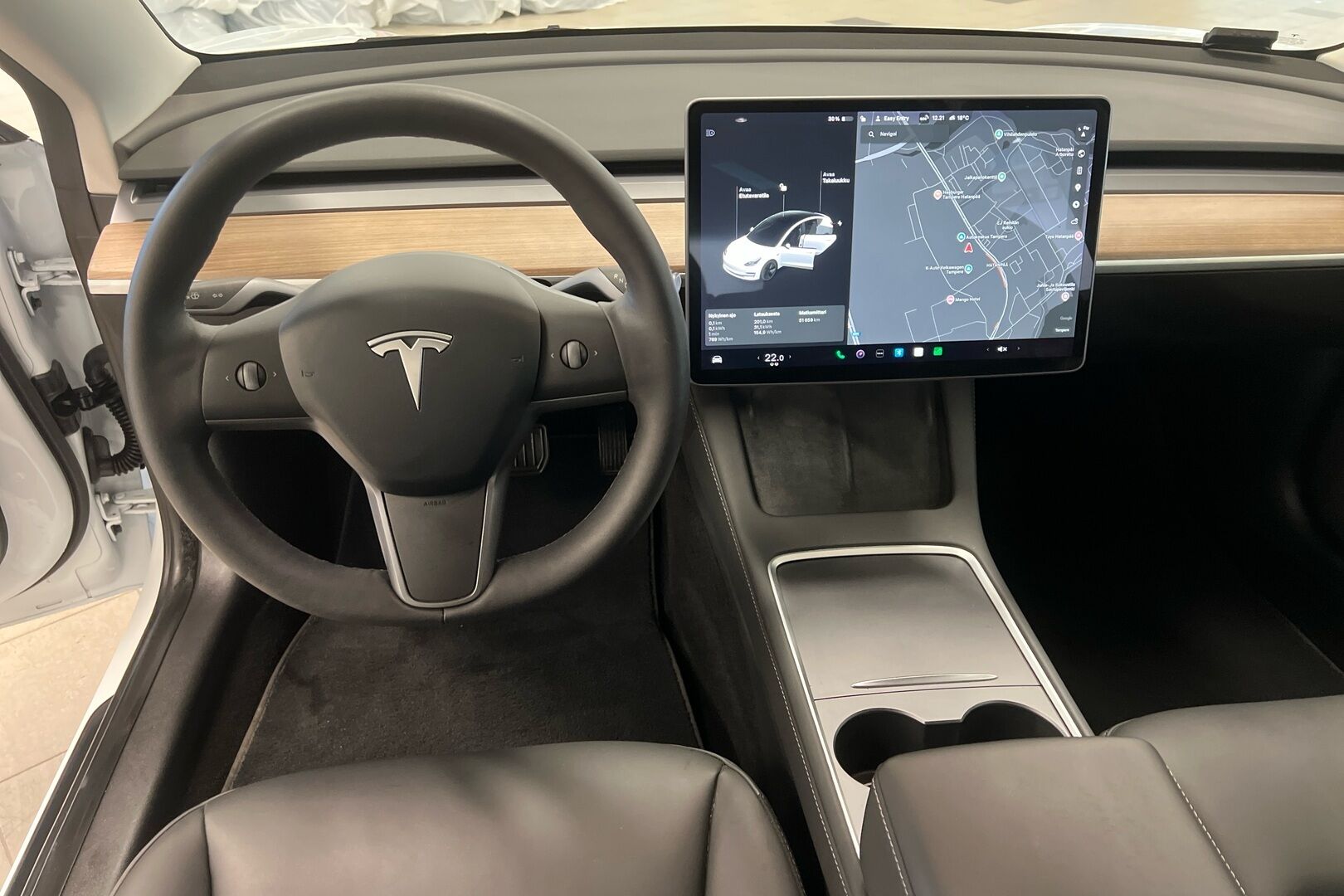 Tesla Model 3 iso kuva 22