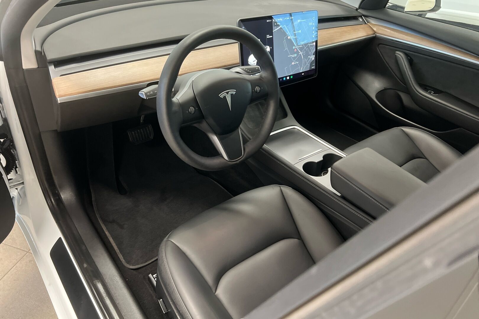 Tesla Model 3 iso kuva 6