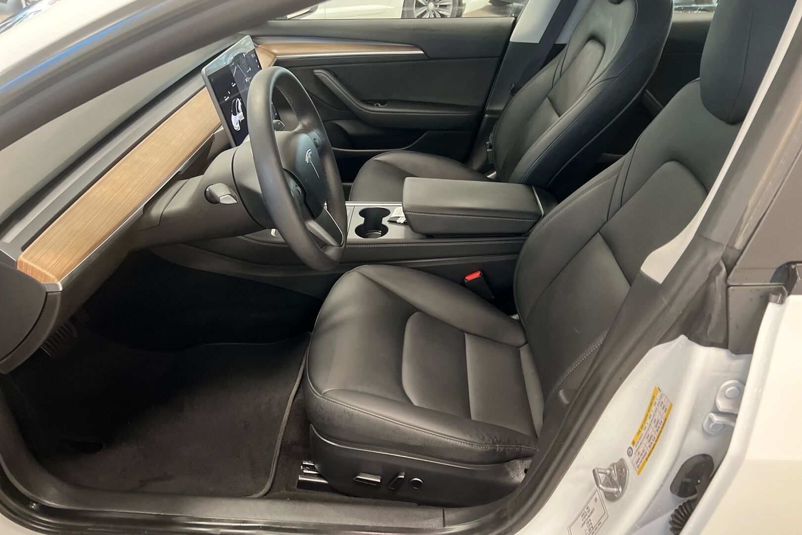 Tesla Model 3 iso kuva 7
