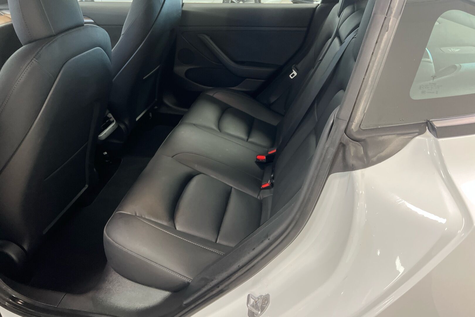 Tesla Model 3 iso kuva 8