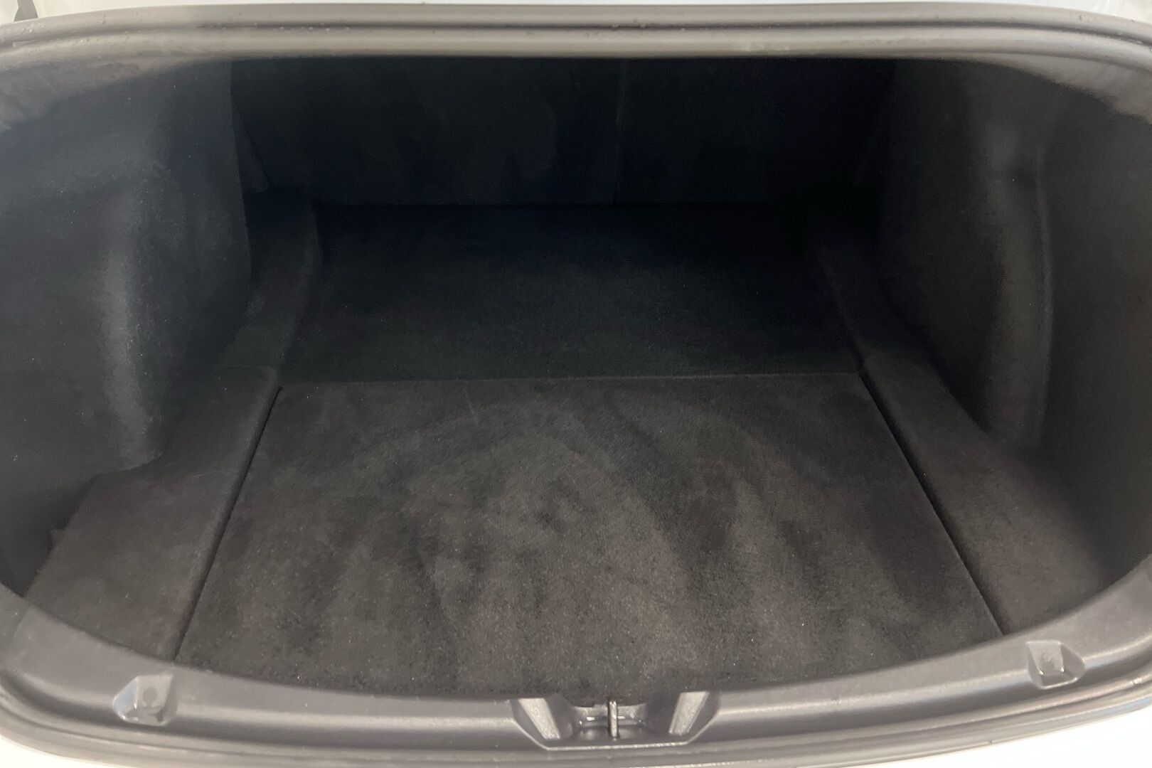 Tesla Model 3 iso kuva 9