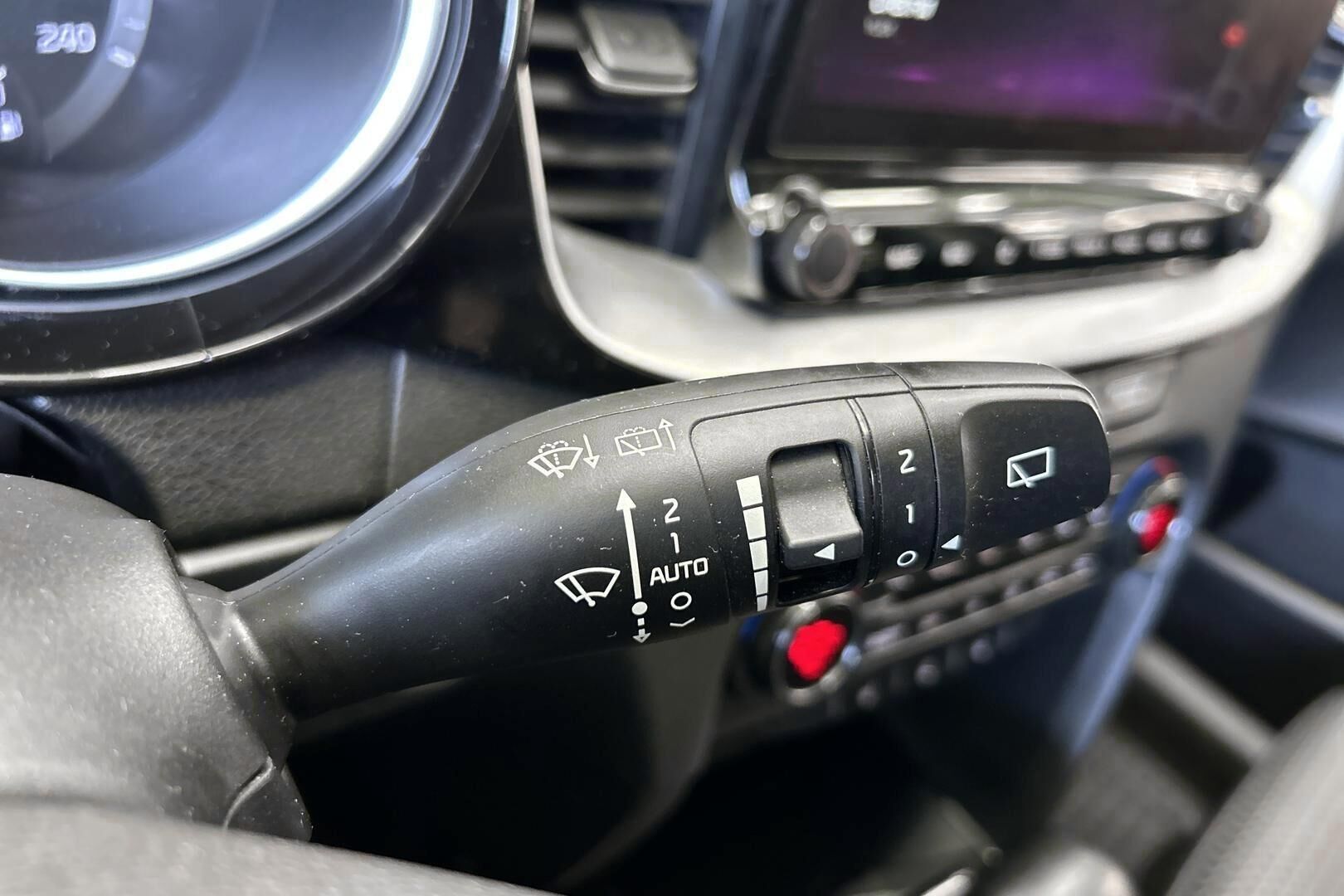 Kia Ceed iso kuva 18
