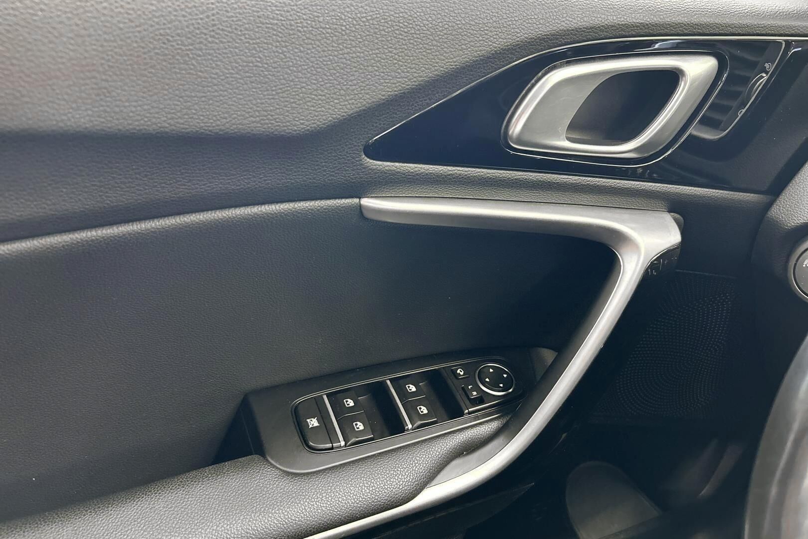 Kia Ceed iso kuva 21