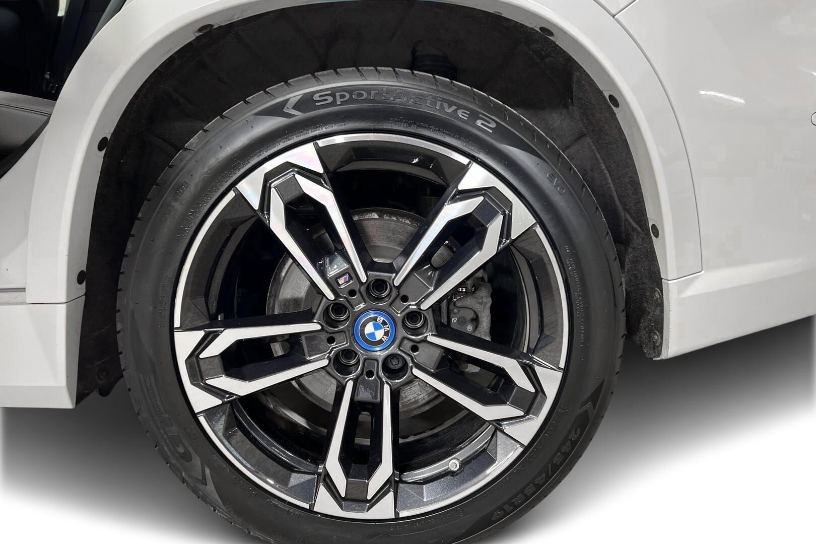 BMW iX1 iso kuva 12