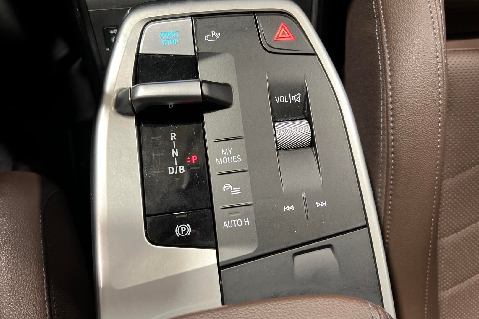 BMW iX1 iso kuva 15