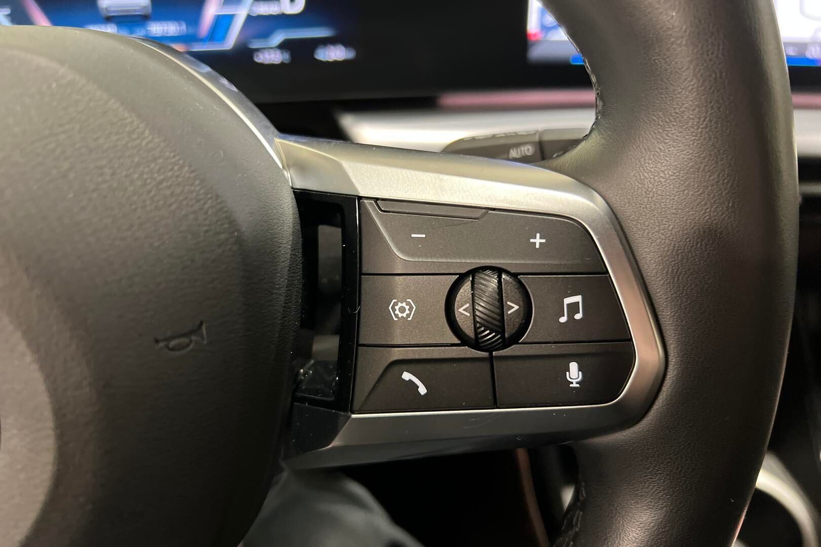 BMW iX1 iso kuva 17