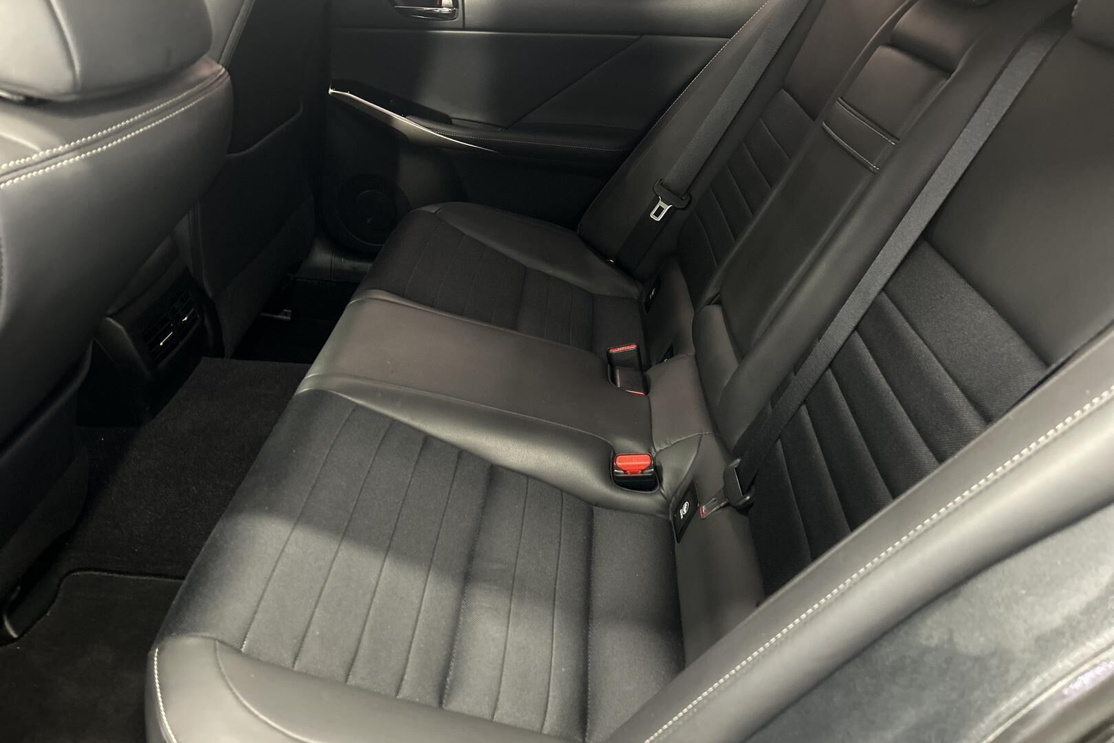 Lexus IS iso kuva 10