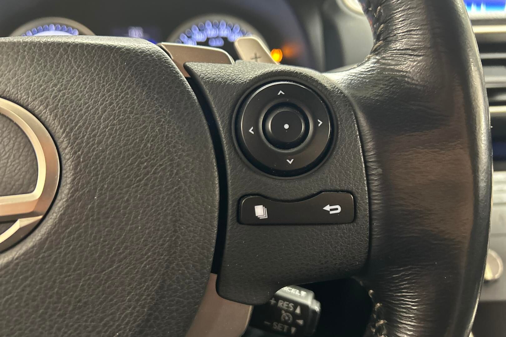 Lexus IS iso kuva 16