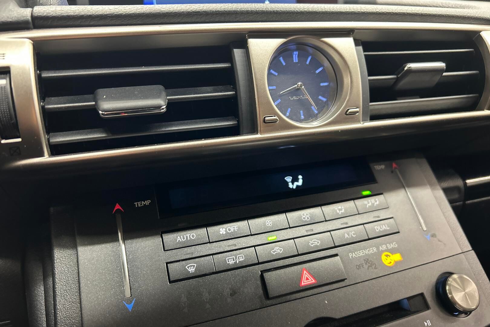 Lexus IS iso kuva 19