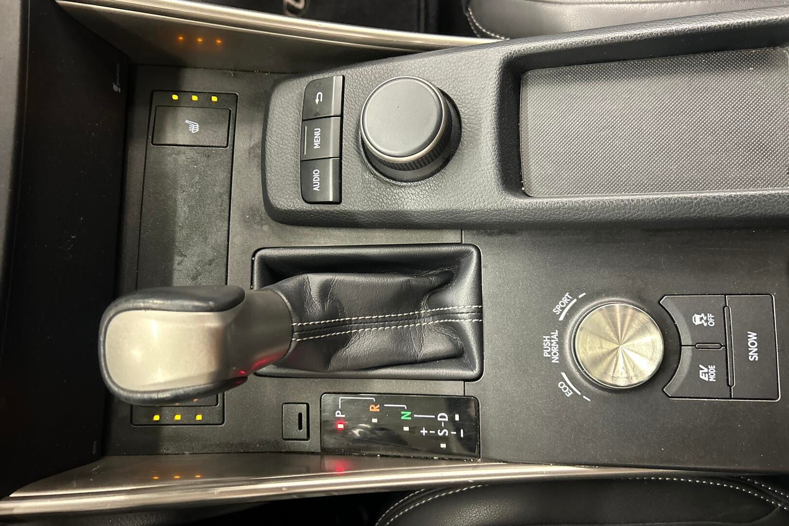 Lexus IS iso kuva 21