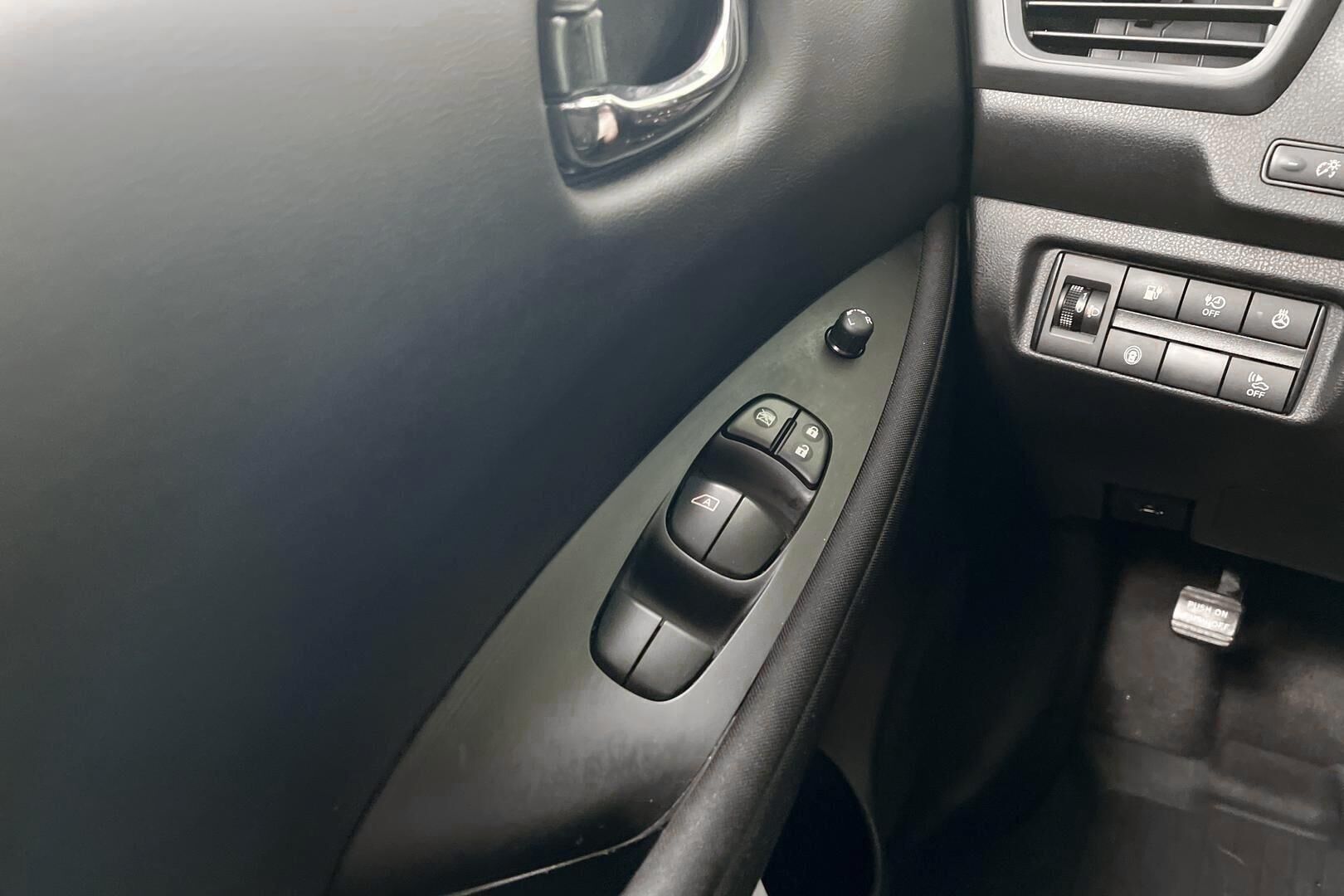 Nissan Leaf iso kuva 16