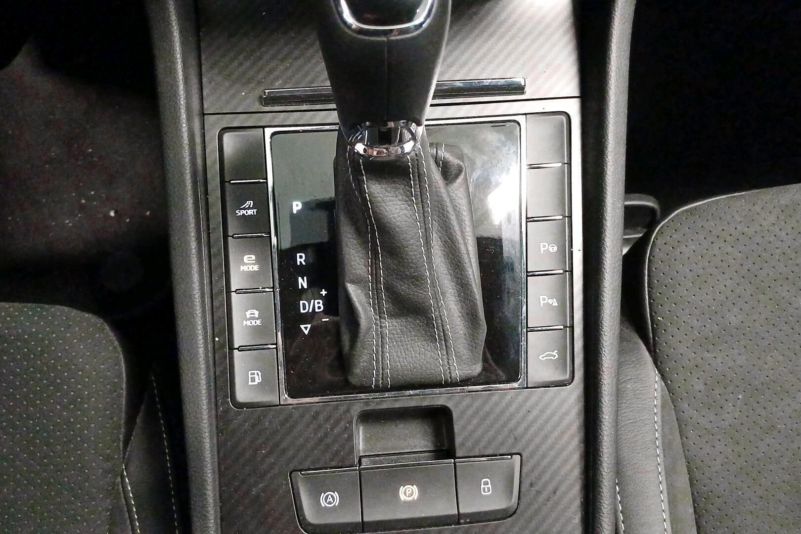 Skoda Superb iso kuva 23