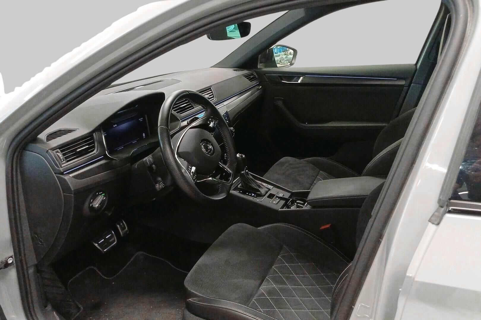 Skoda Superb iso kuva 9