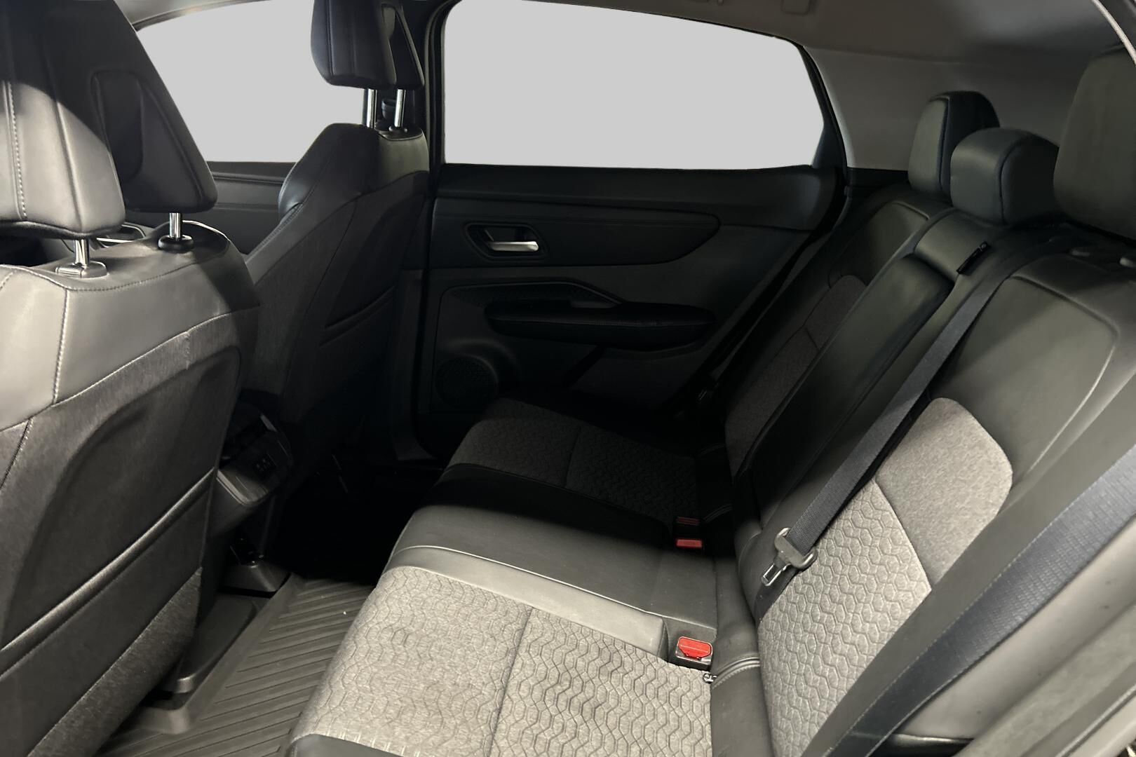 Nissan Ariya iso kuva 31