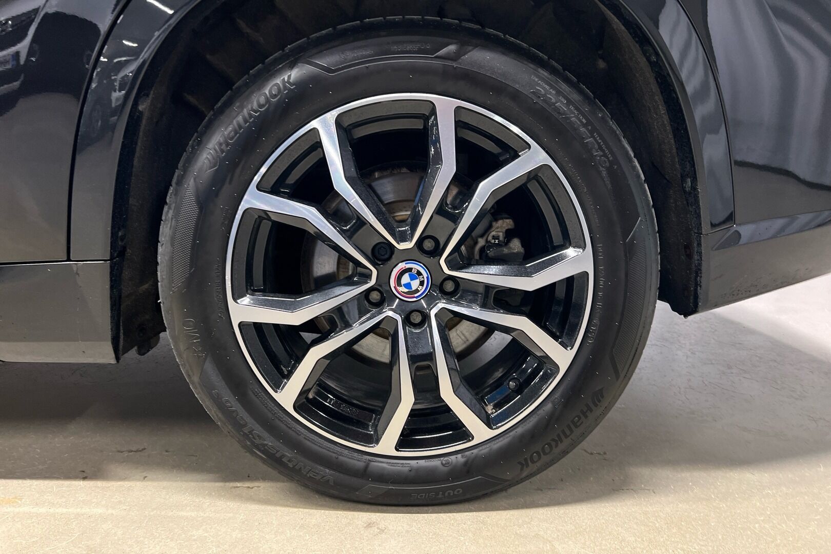 BMW iX1 iso kuva 10