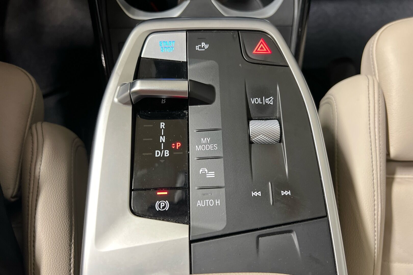 BMW iX1 iso kuva 13