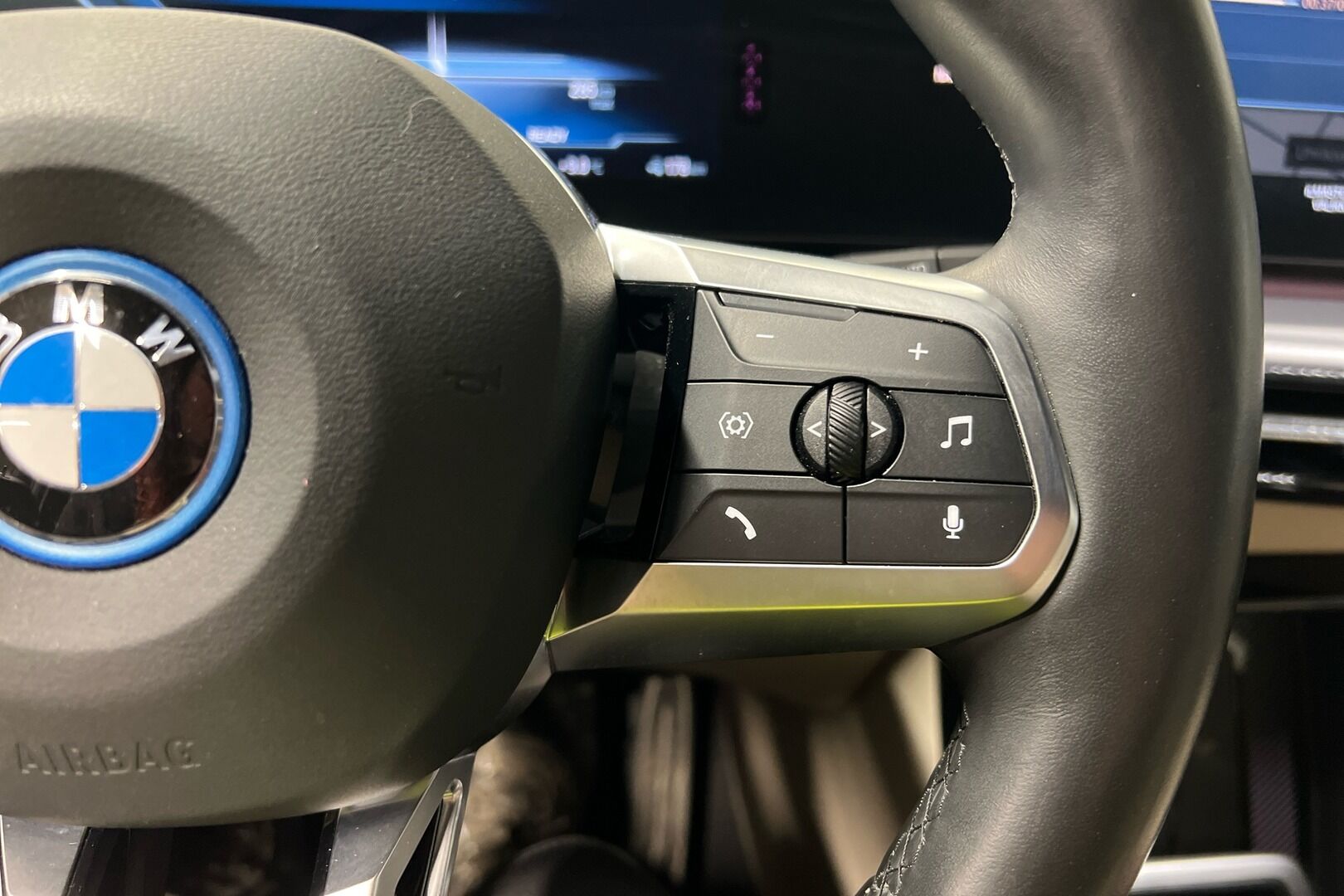 BMW iX1 iso kuva 15