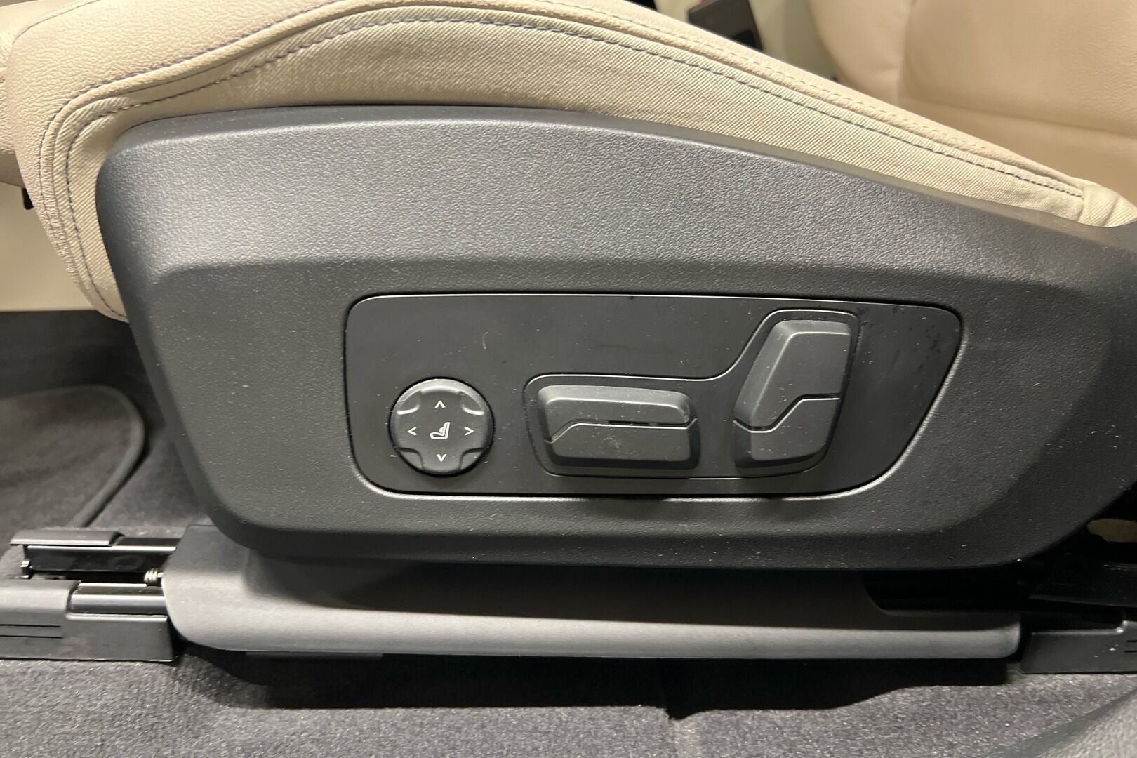 BMW iX1 iso kuva 17