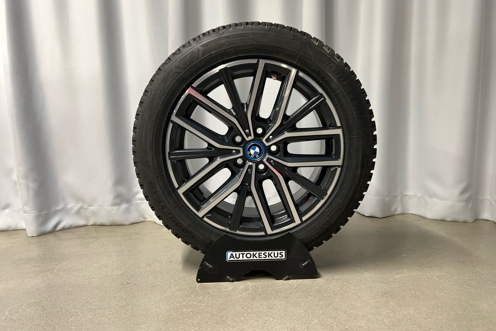 BMW iX1 iso kuva 18