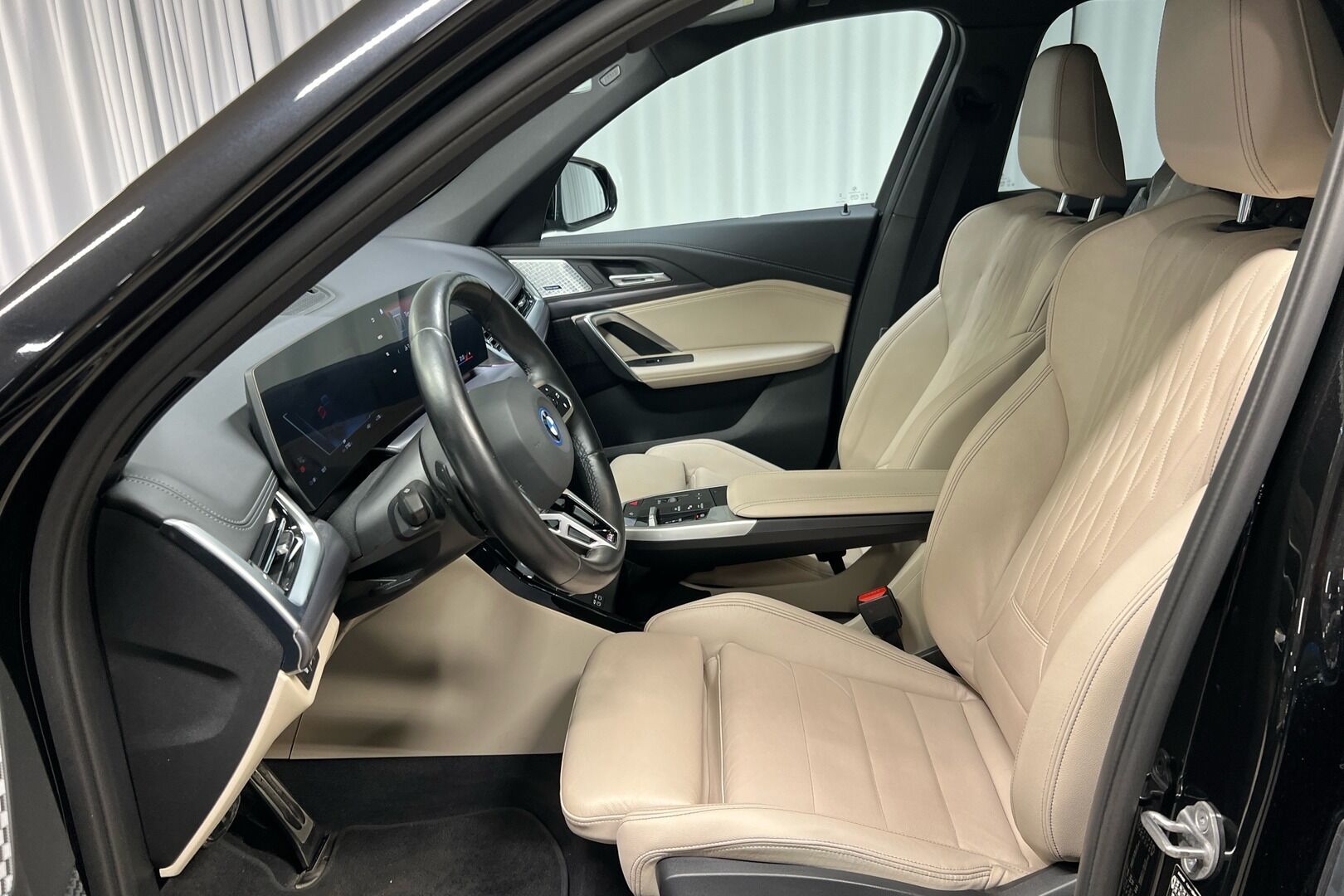 BMW iX1 iso kuva 7