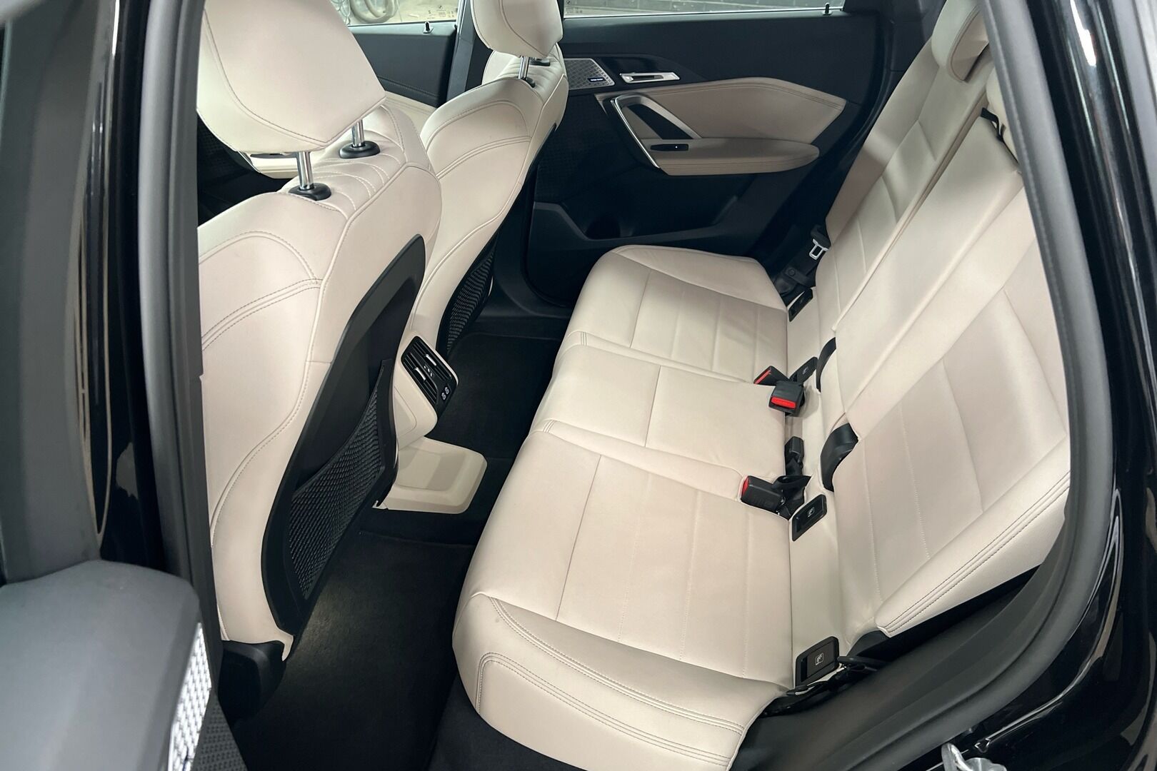 BMW iX1 iso kuva 8
