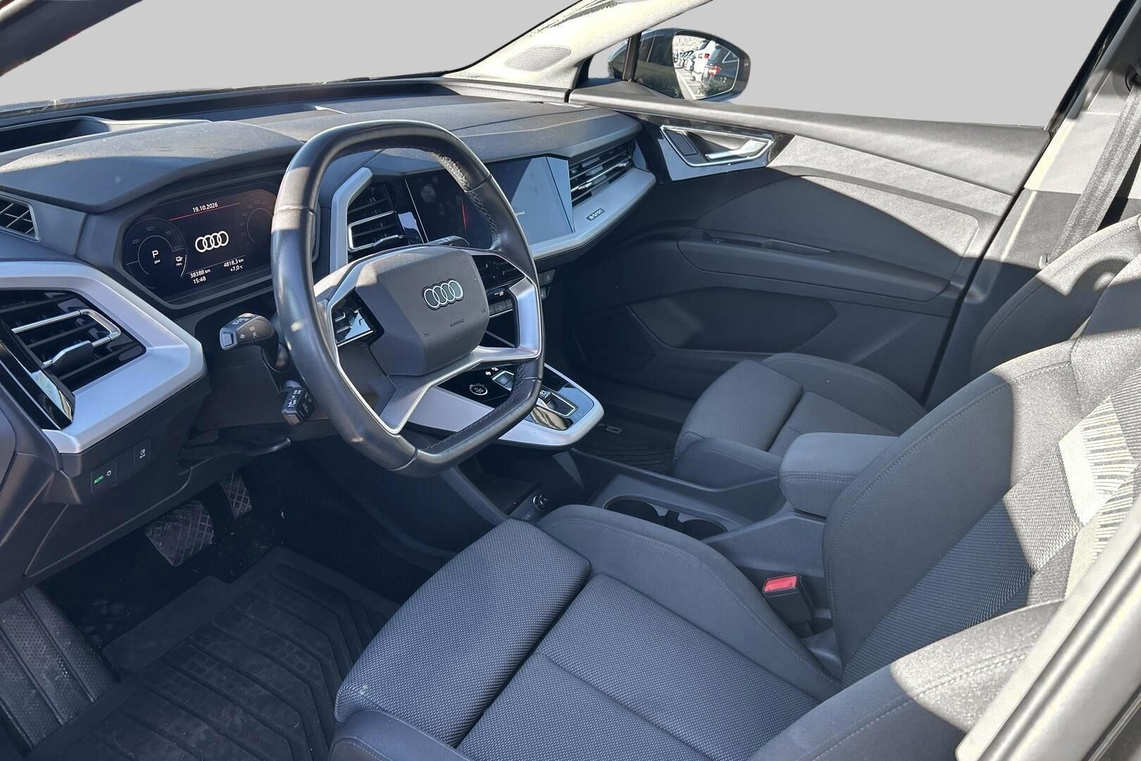 Audi Q4 e-tron iso kuva 2