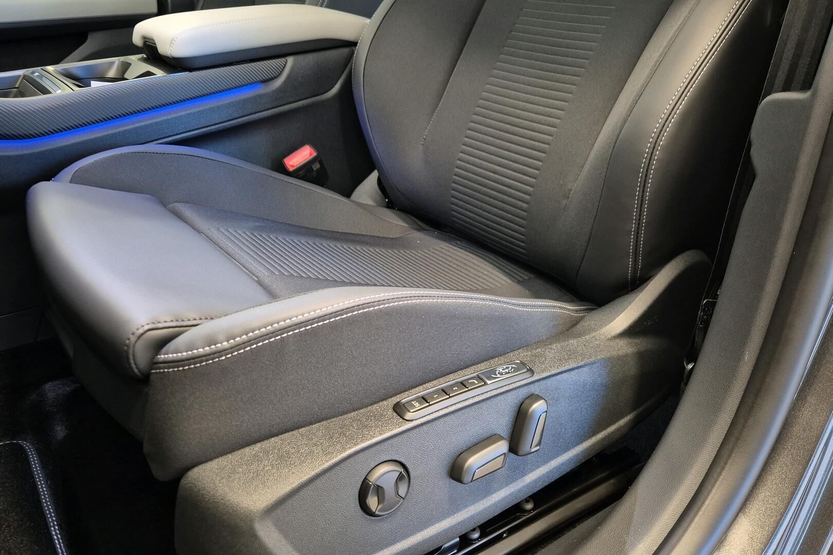 Ford Explorer iso kuva 11