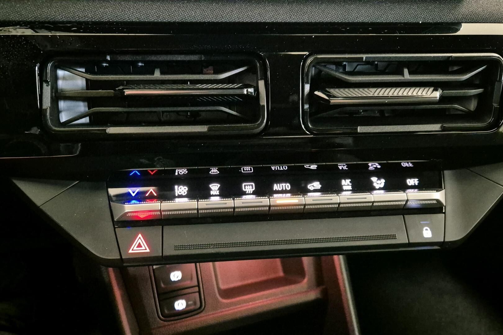 Nissan Micra iso kuva 15