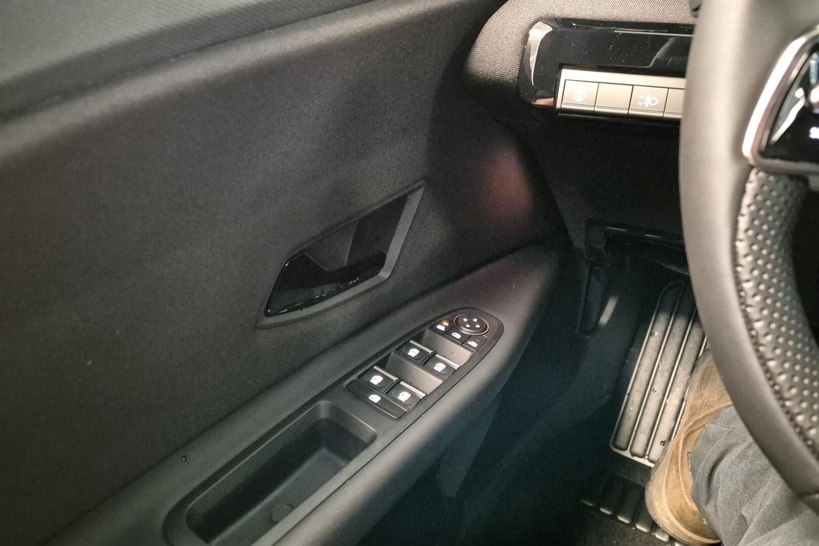 Nissan Micra iso kuva 18