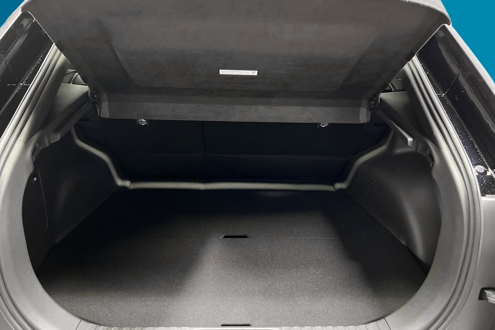 Toyota C-HR+ iso kuva 11
