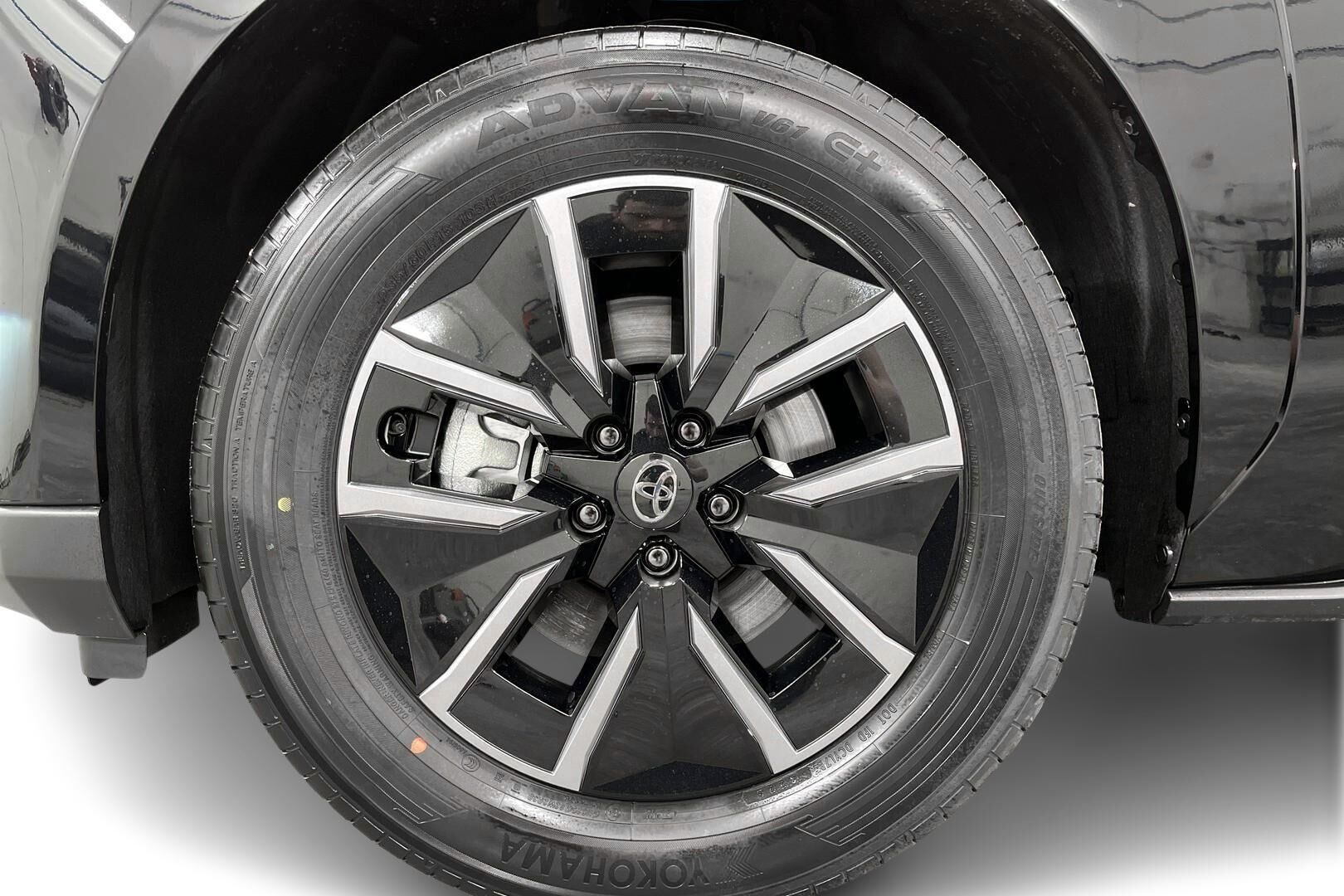 Toyota bZ4X iso kuva 13